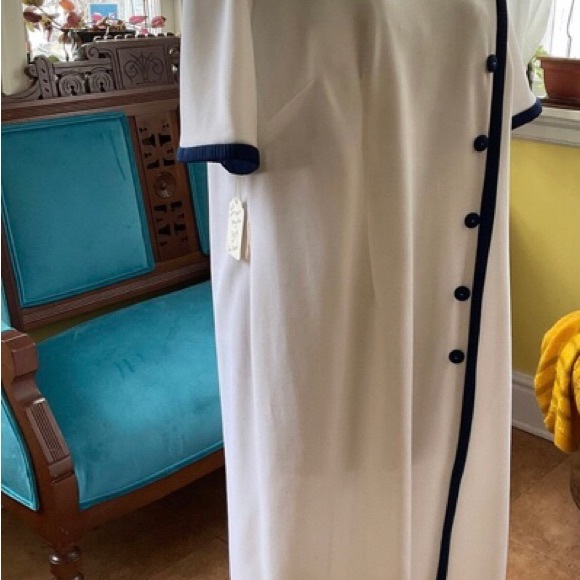 Vintage 1960
Leo-Danal Shift Dress. Classic, side faux button design.
US16 - Picture 3 of 6